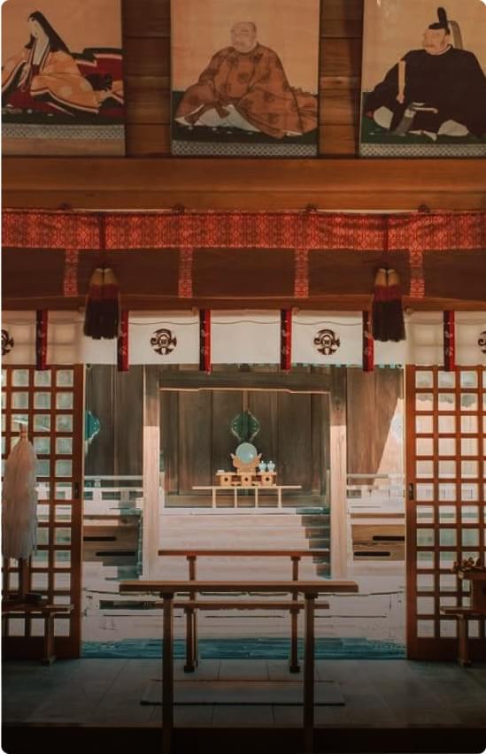 柳川の神社内部。朱色の装飾が施された欄間、格子窓、御神体を祀る白木の祭壇を備えた荘厳な本殿の内部景観